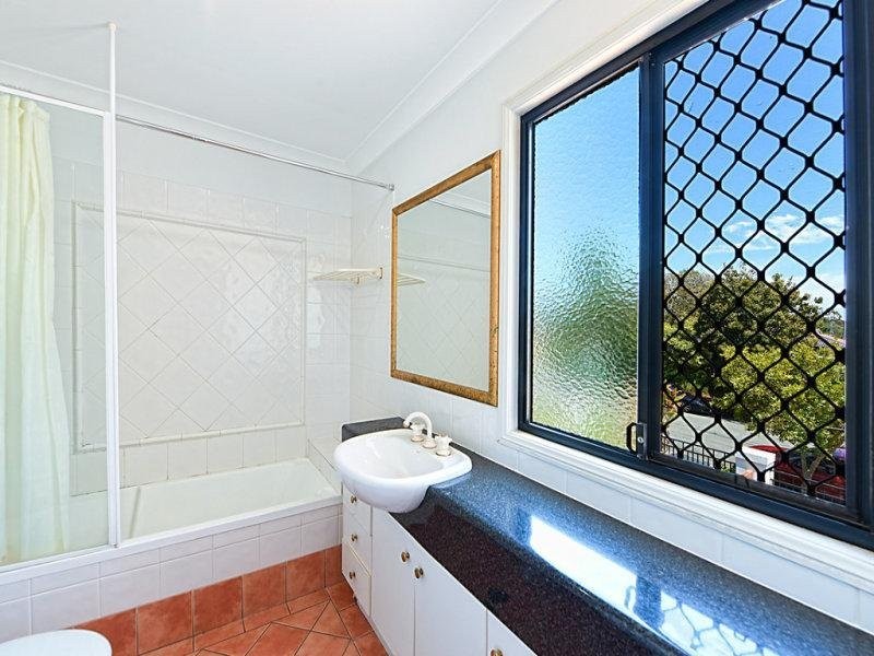 4 Scenic Avenue, Benowa QLD 4217