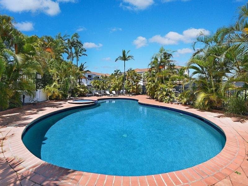 4 Scenic Avenue, Benowa QLD 4217