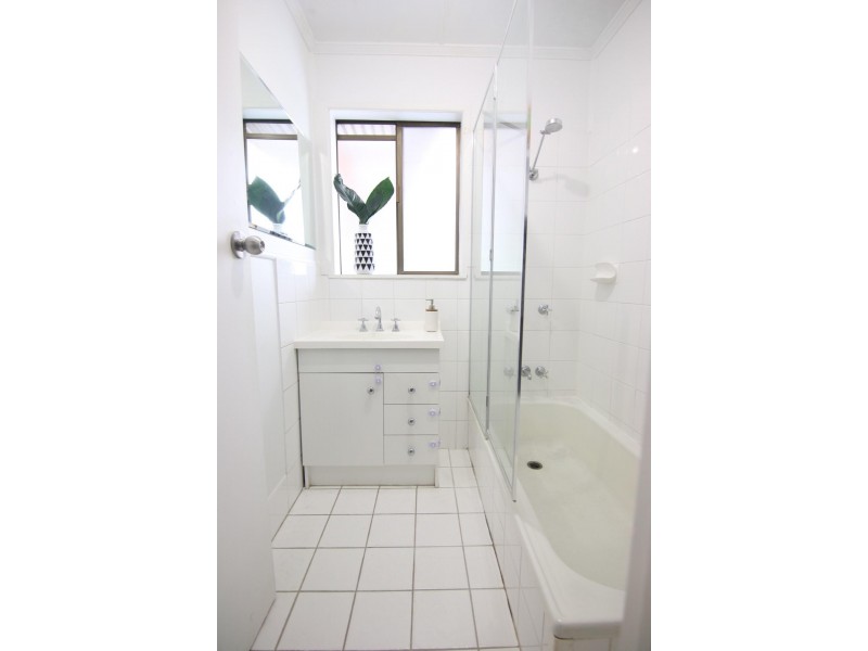 6 Lakeside Avenue, Broadbeach Waters QLD 4218