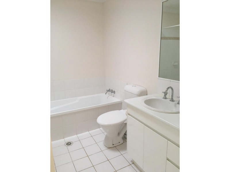 B @/152 Palm Meadows Drive, Carrara QLD 4211