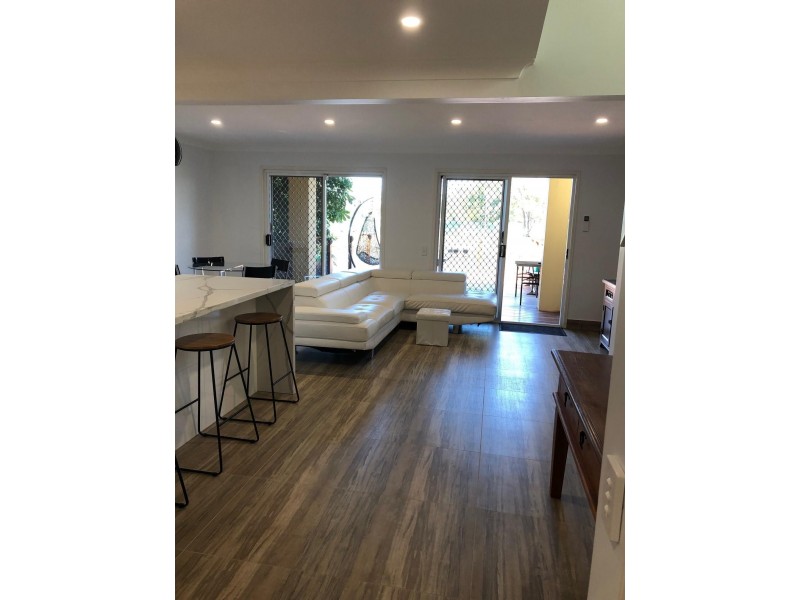 215 Cottesloe Drive, Mermaid Waters QLD 4218