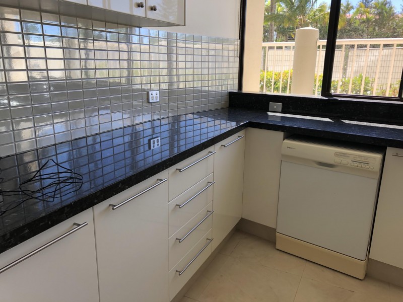 2/3 Cunningham Ave, Main Beach QLD 4217