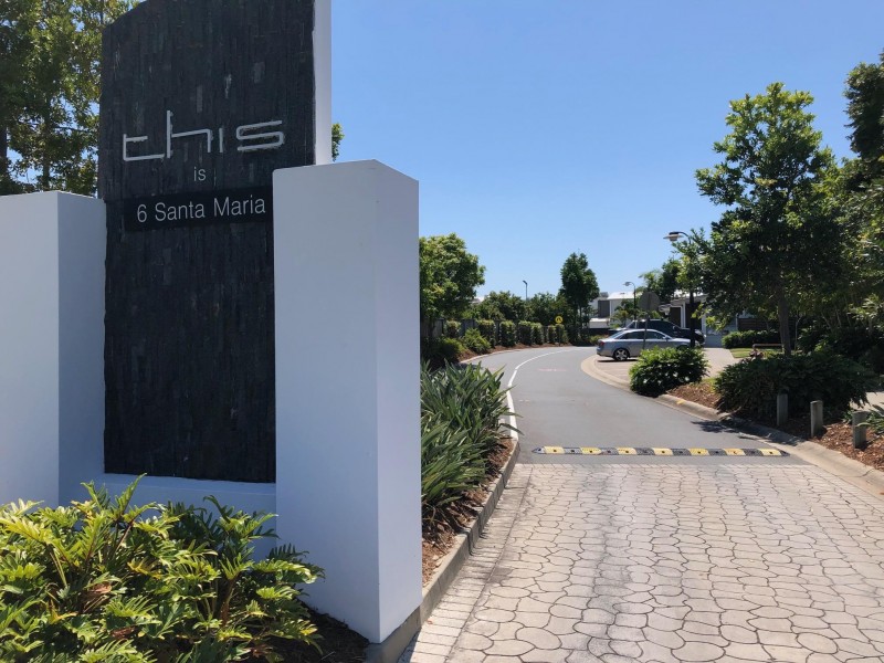 4 Valencio Boulevarde, Burleigh Waters QLD 4220