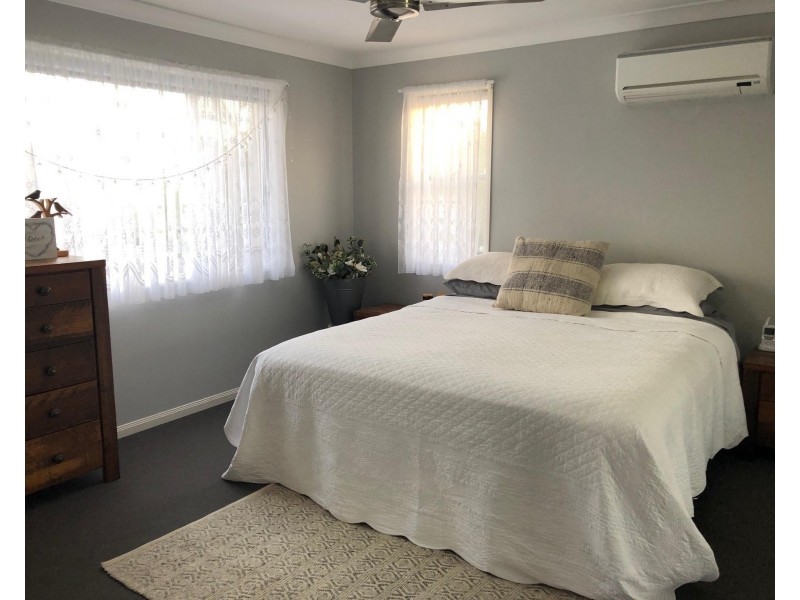 4 Valencio Boulevarde, Burleigh Waters QLD 4220