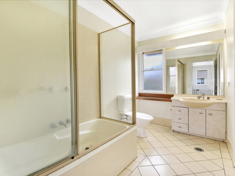 Unit 201/215 Cottesloe Drive, Mermaid Waters QLD 4218