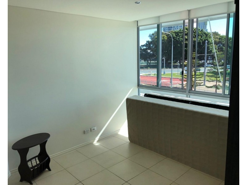 1 Como Crescent, Southport QLD 4215