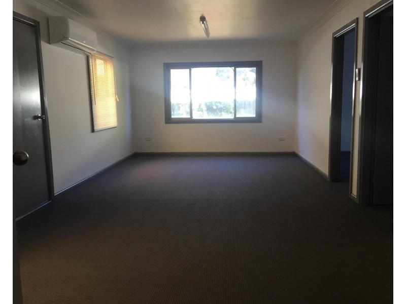 33 Charles Street, Wellington NSW 2820
