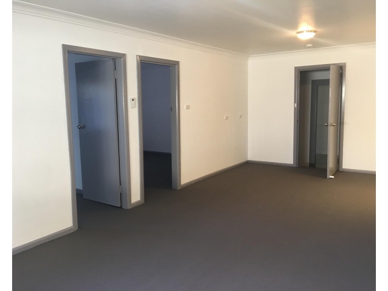 33 Charles Street, Wellington NSW 2820