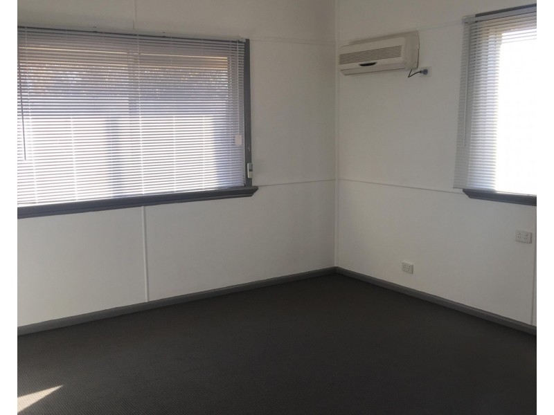 33 Charles Street, Wellington NSW 2820