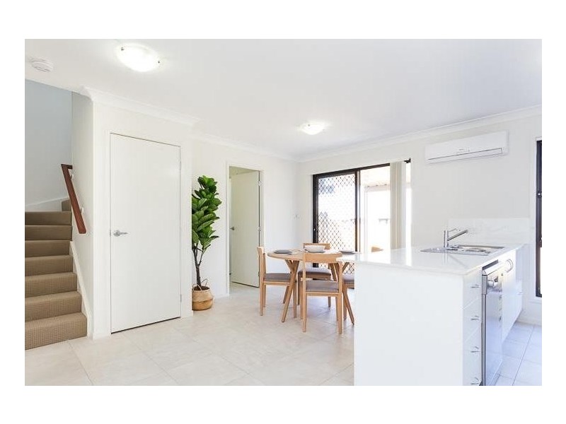 8 Wattlebrush Ct, Park Ridge QLD 4125