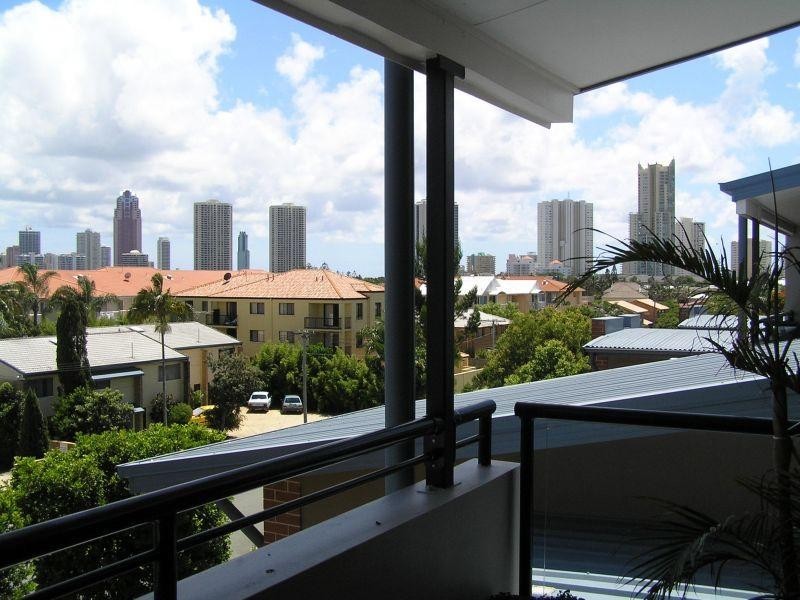 25/20-26 Illawong Street, Chevron Island QLD 4217
