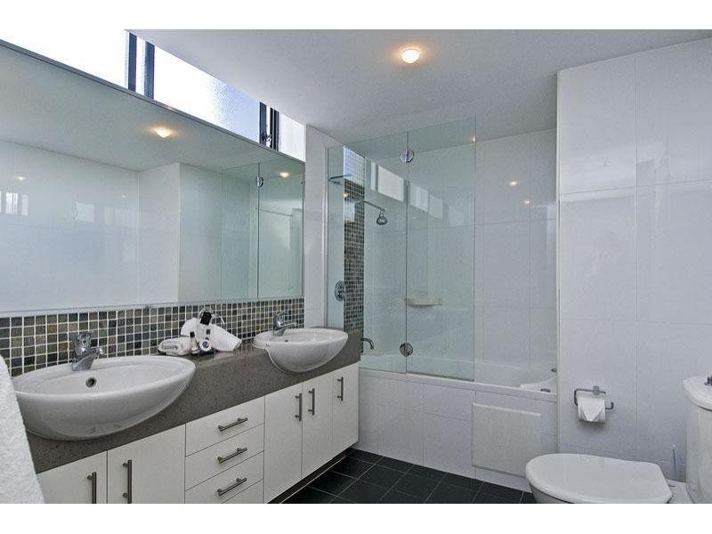 2/136 Marine Parade, Southport QLD 4215