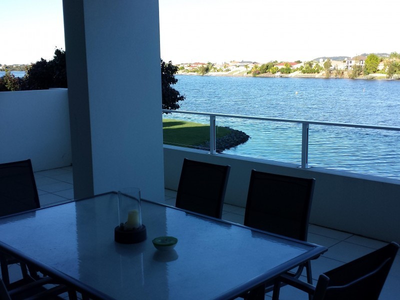 2/1 Lakefront Crescent, Varsity Lakes QLD 4227