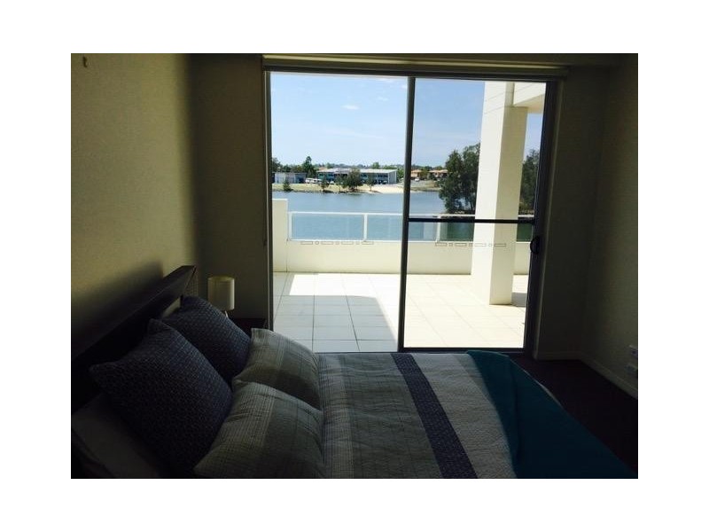 2/1 Lakefront Crescent, Varsity Lakes QLD 4227