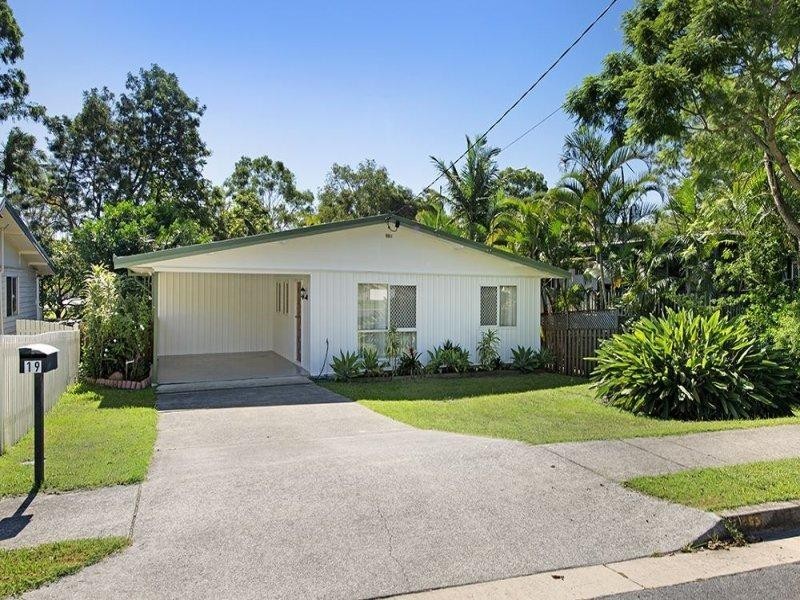19 Warana Avenue, Southport QLD 4215