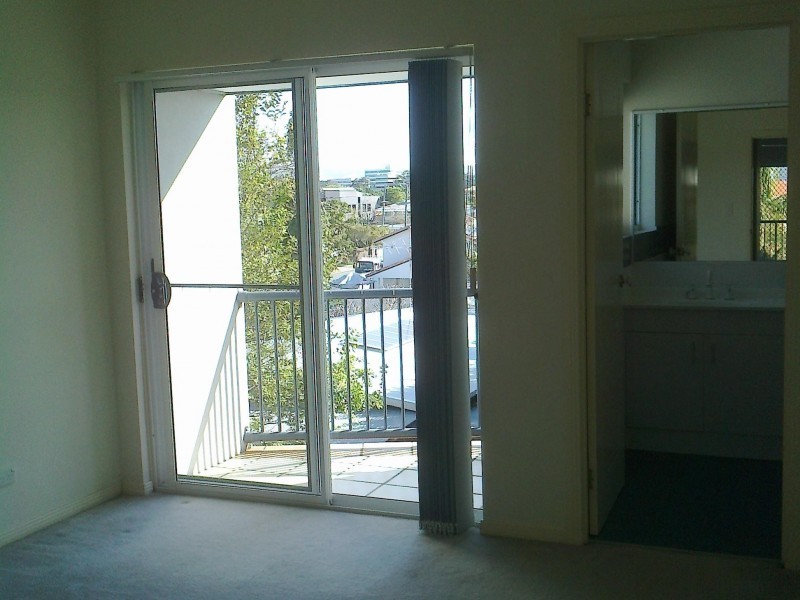 30-36 Burra Street, Chevron Island QLD 4217