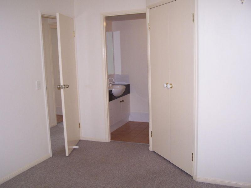 16-24 Purli Street, Chevron Island QLD 4217