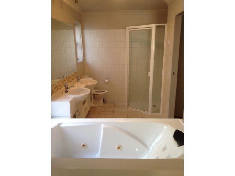 1 The Cove Crescent, Carrara QLD 4211