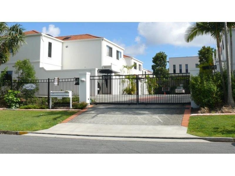 Townhouse 21/82-86 Heeb Street, Benowa QLD 4217