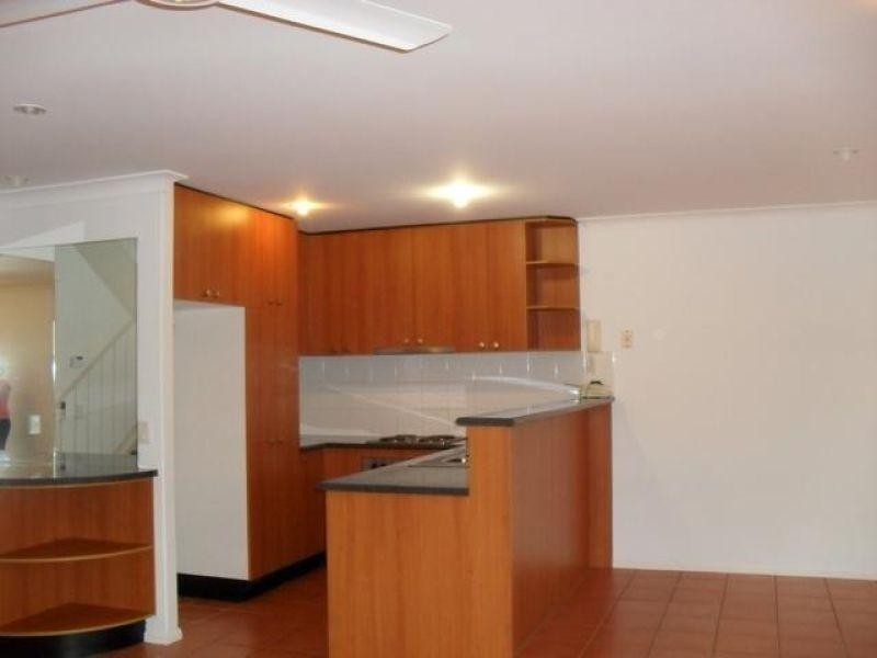 Townhouse 21/82-86 Heeb Street, Benowa QLD 4217