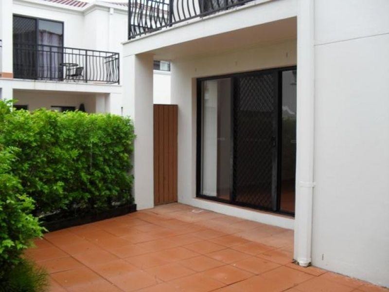 Townhouse 21/82-86 Heeb Street, Benowa QLD 4217