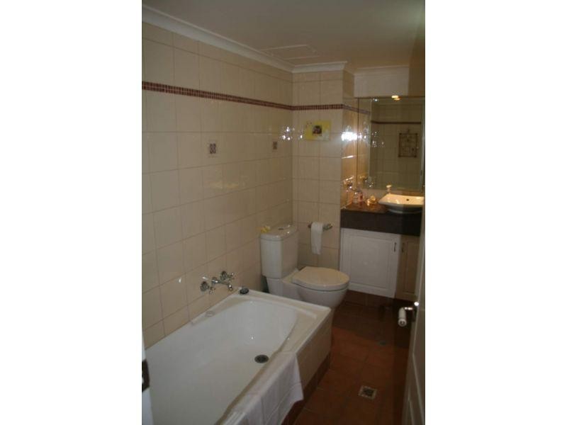 Unit 142/2 Admiralty Drive, Paradise Waters QLD 4217