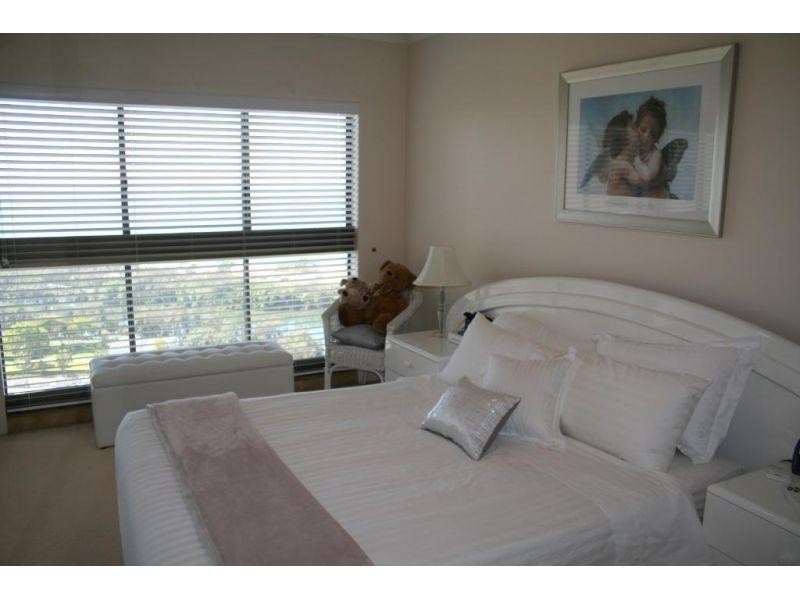 Unit 99/2 Admiralty Drive, Paradise Waters QLD 4217