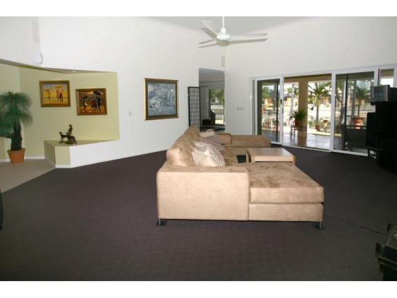 106 Upton St, Bundall QLD 4217