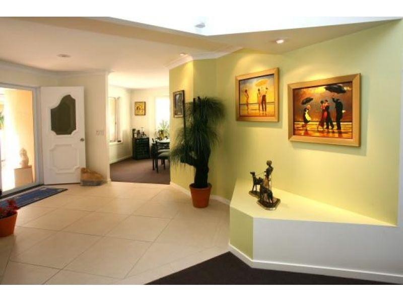 106 Upton St, Bundall QLD 4217