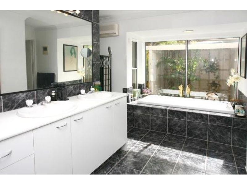 106 Upton St, Bundall QLD 4217