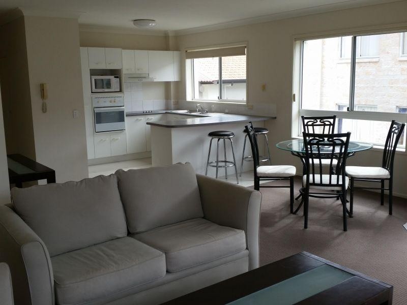 2 BED FURN/12 Lloyd Street, Southport QLD 4215