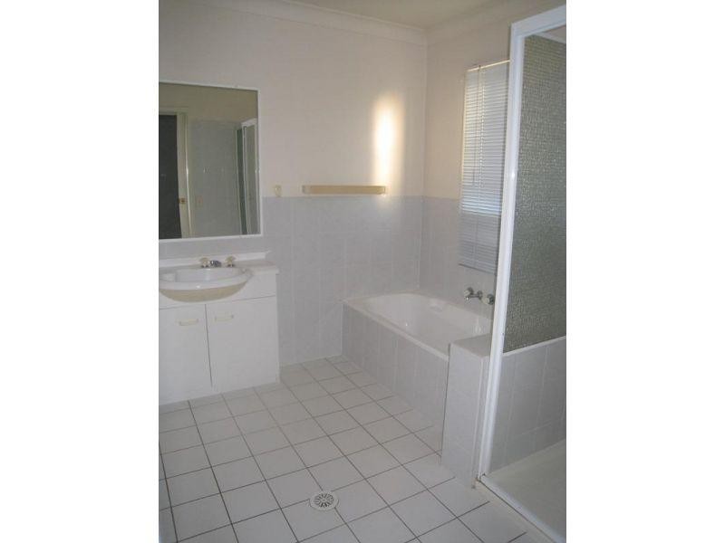 LUO LUO/9 Bayside Court, Thorneside QLD 4158