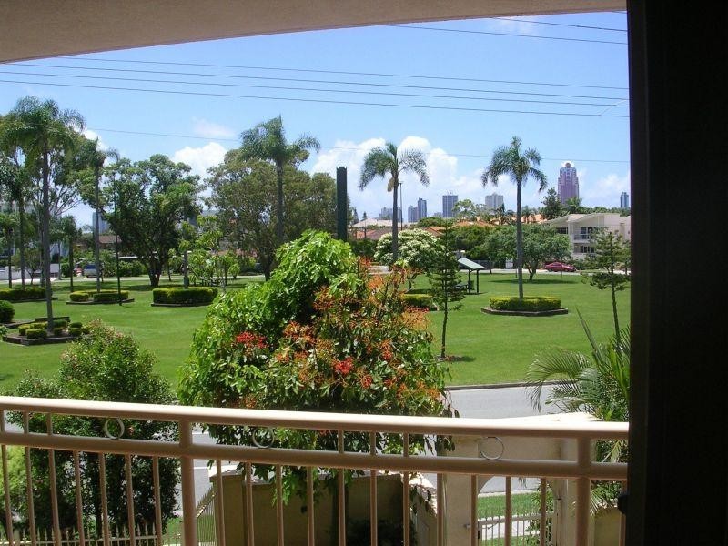 76 THOMAS DR, Chevron Island QLD 4217
