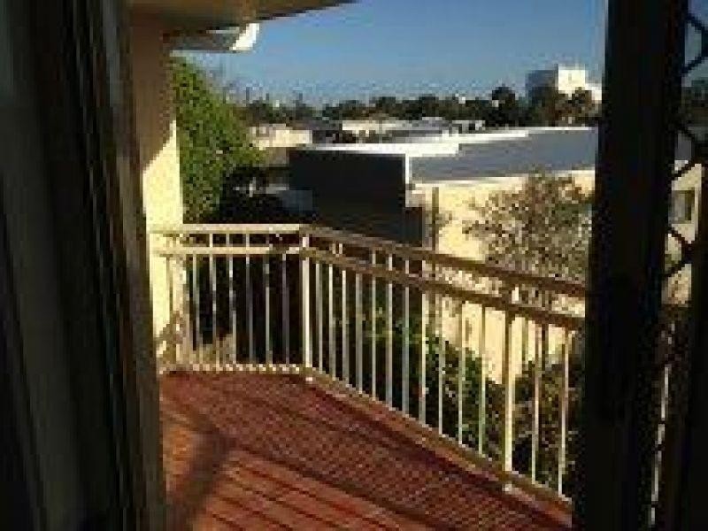 76 THOMAS DR, Chevron Island QLD 4217
