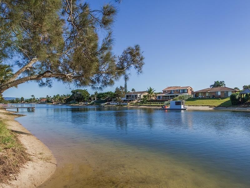 34 Albicore Street, Mermaid Waters QLD 4218