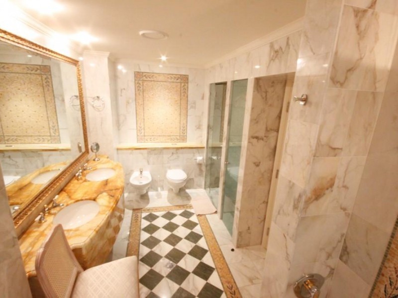 94 Seaworld Drive, Main Beach QLD 4217