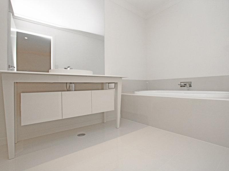 154 North Hill Drive, Robina QLD 4226