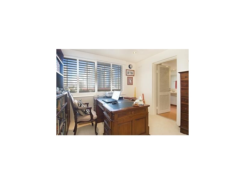 1 Peak Avenue, Main Beach QLD 4217