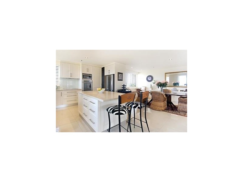 1 Peak Avenue, Main Beach QLD 4217