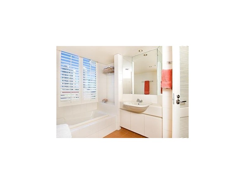 1 Peak Avenue, Main Beach QLD 4217