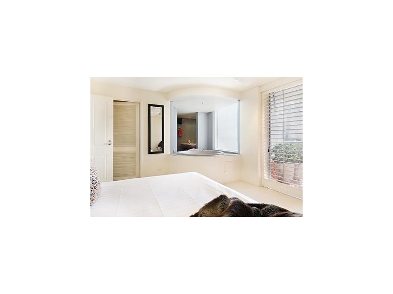 1 Peak Avenue, Main Beach QLD 4217