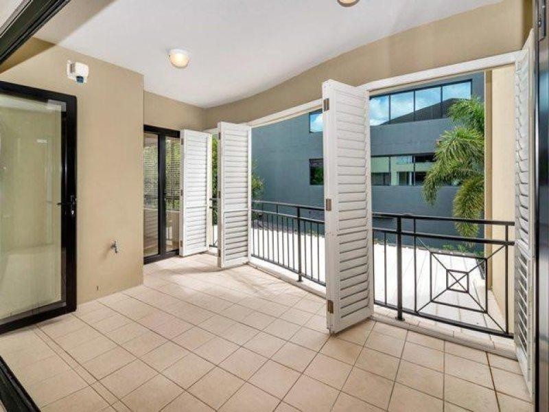 8 Parnoo, Chevron Island QLD 4217