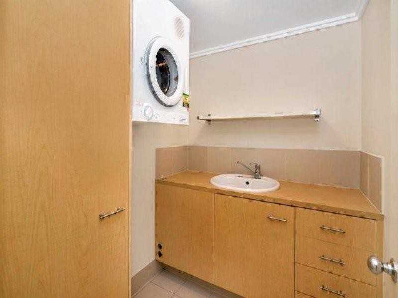 8 Parnoo, Chevron Island QLD 4217