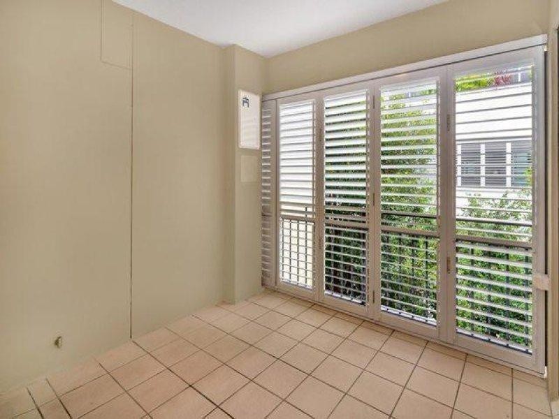 8 Parnoo, Chevron Island QLD 4217