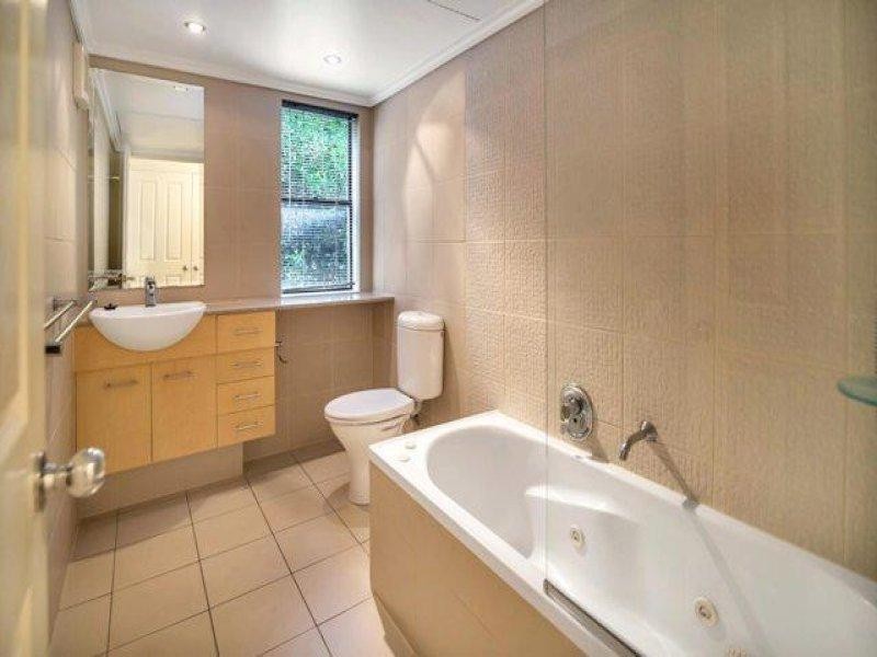 8 Parnoo, Chevron Island QLD 4217