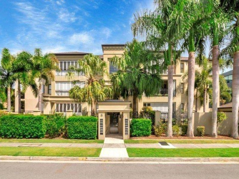 8 Parnoo, Chevron Island QLD 4217