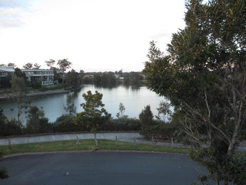1 Moyenne Crescent, Varsity Lakes QLD 4227