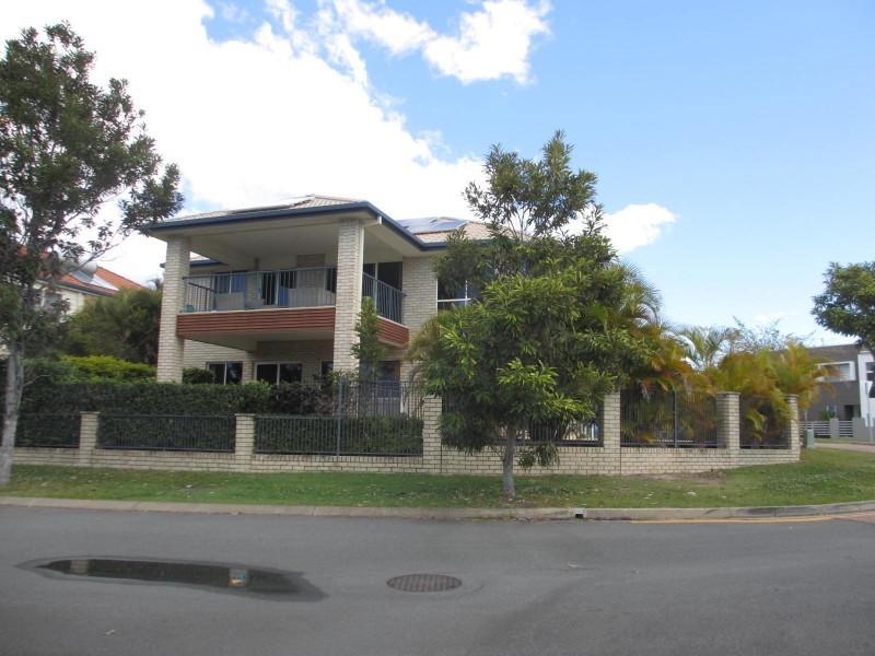 1 Moyenne Crescent, Varsity Lakes QLD 4227