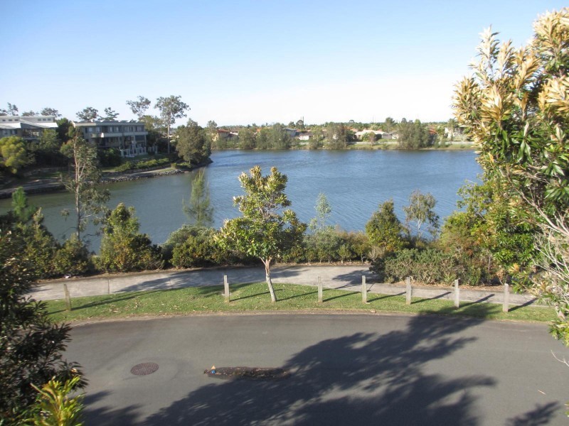 1 Moyenne Crescent, Varsity Lakes QLD 4227