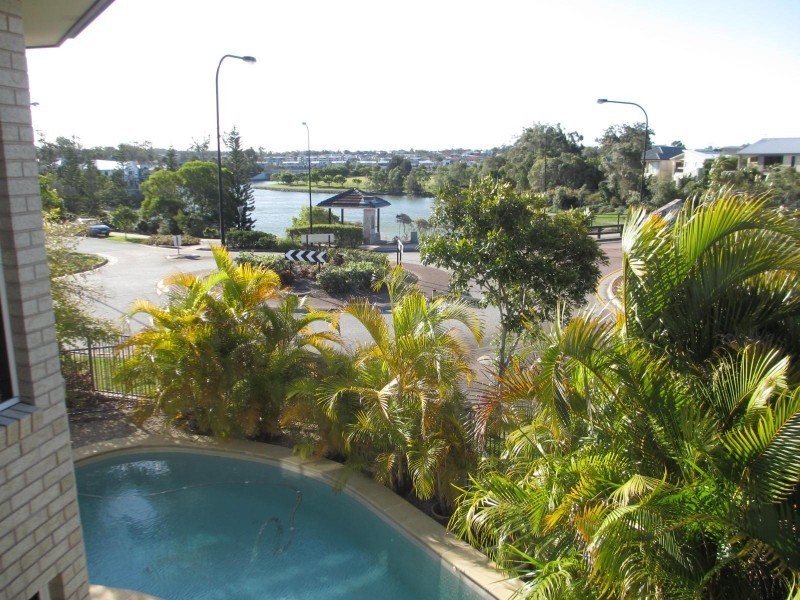 1 Moyenne Crescent, Varsity Lakes QLD 4227